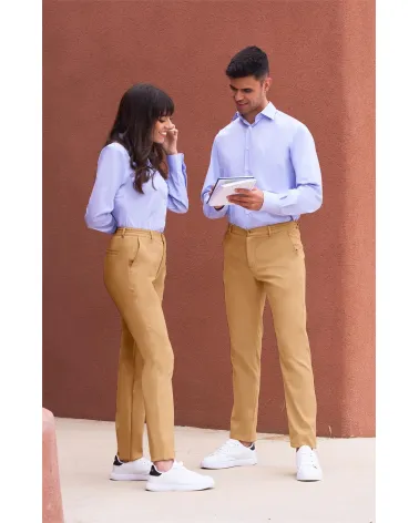 PANTALÓN UNISEX CINTURILLA DE GOMA HOSTELERÍA BEIGE EJEMPLO DE USO