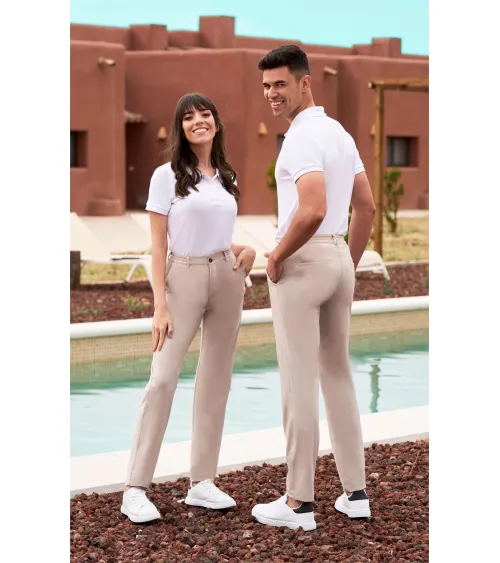 PANTALÓN CHINO UNISEX CINTURILLA GOMA HOSTELERÍA BEIGE CLARO EJEMPLO DE USO