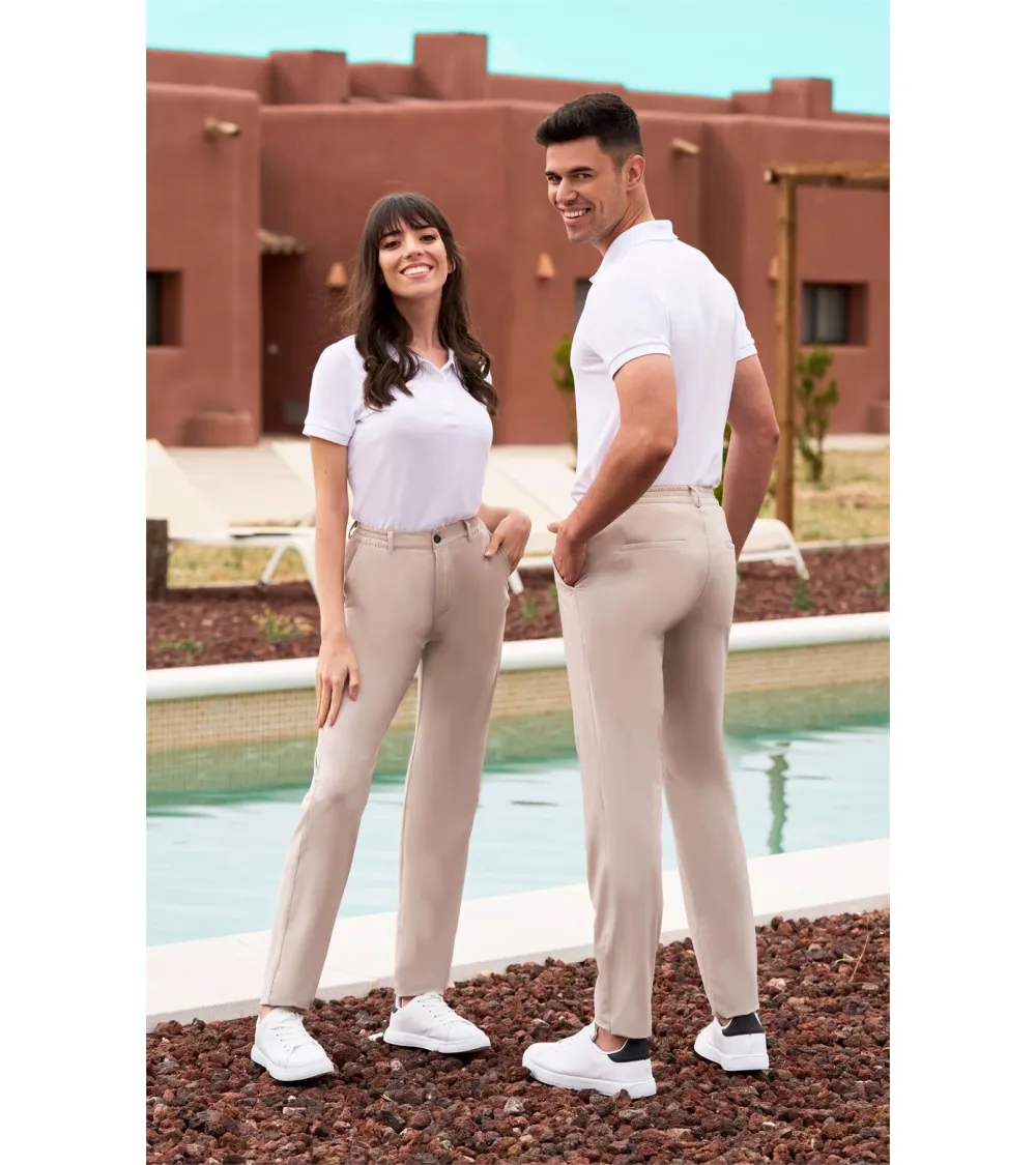 PANTALÓN CHINO UNISEX CINTURILLA GOMA HOSTELERÍA BEIGE CLARO EJEMPLO DE USO