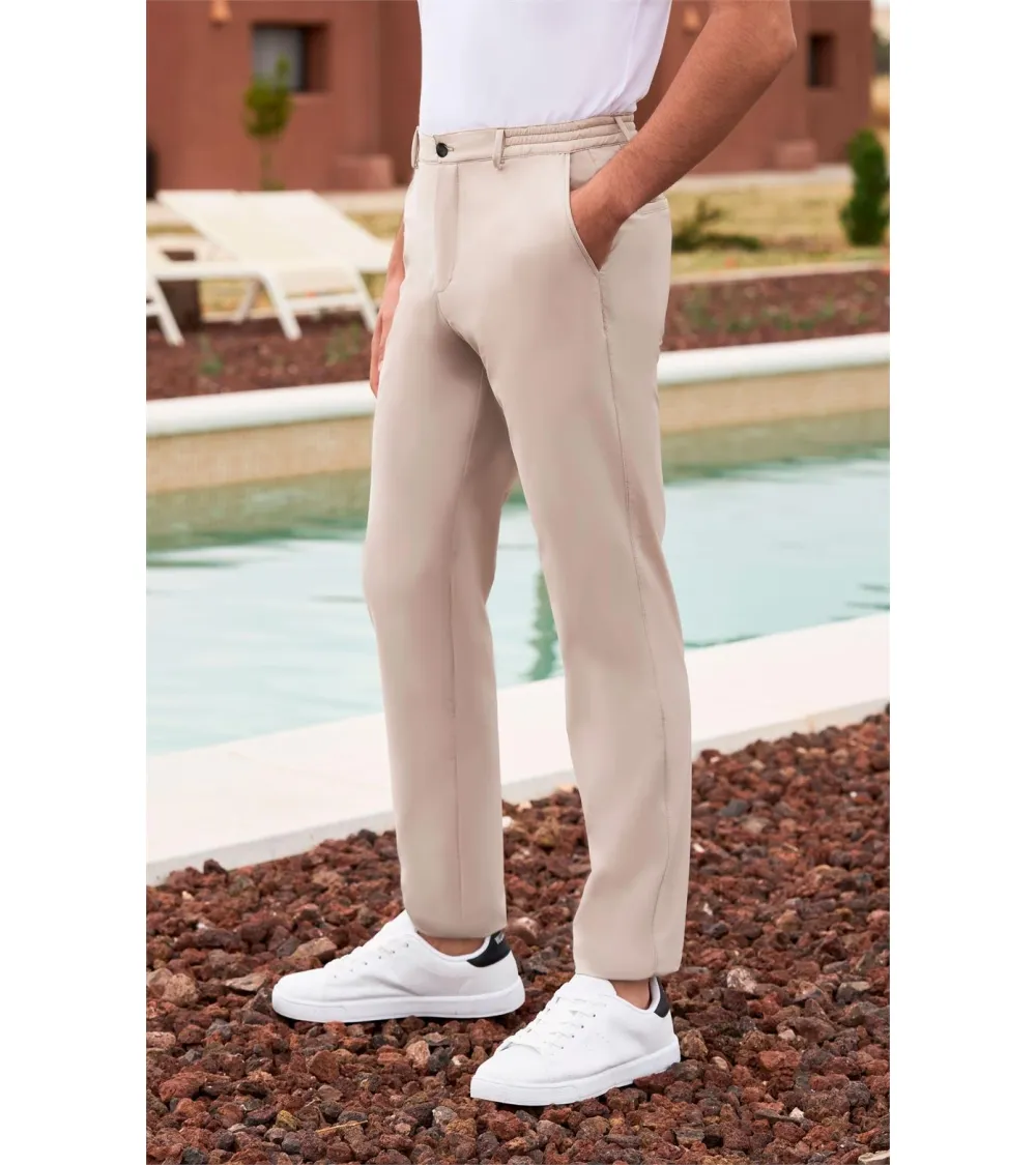 PANTALÓN CHINO UNISEX CINTURILLA GOMA HOSTELERÍA BEIGE CLARO EJEMPLO DE USO