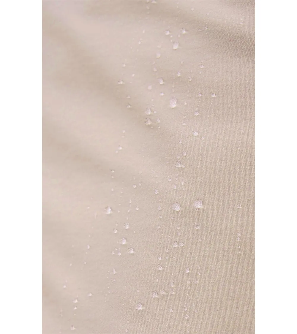 PANTALÓN CHINO UNISEX CINTURILLA GOMA HOSTELERÍA BEIGE CLARO EJEMPLO DE USO