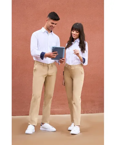PANTALÓN CHINO MUJER STRETCH COMERCIO BEIGE EJEMPLO DE USO