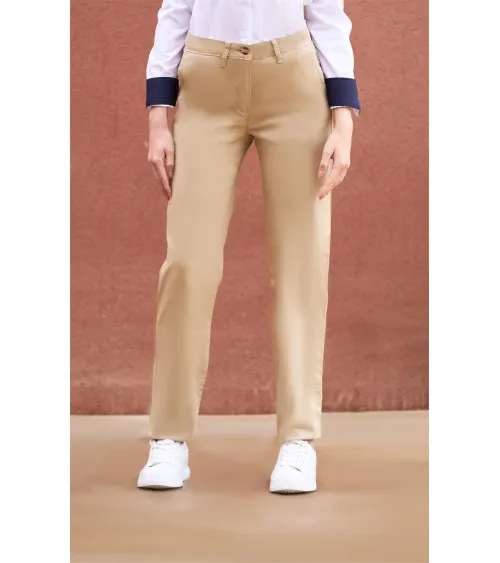 PANTALÓN CHINO MUJER STRETCH COMERCIO BEIGE EJEMPLO DE USO