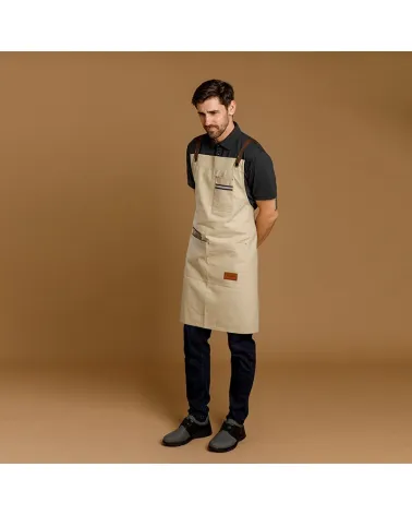 DELANTAL CON PETO TEJIDO DENIM HOSTELERÍA BEIGE EJEMPLO DE USO