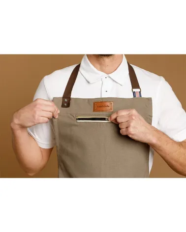DELANTAL PETO BOLSILLO DE CREMALLERA EN PECHO DETALLE BOLSILLO