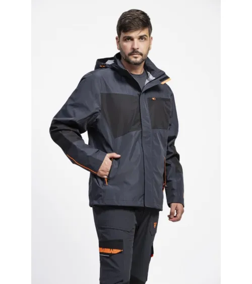 CHAQUETA IMPERMEABLE TRANSPIRABLE CON CAPUCHA GRIS OSCURO EJEMPLO DE USO