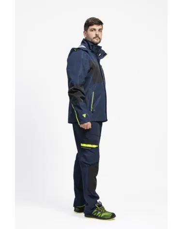 CHAQUETA IMPERMEABLE TRANSPIRABLE CON CAPUCHA MARINO EJEMPLO DE USO