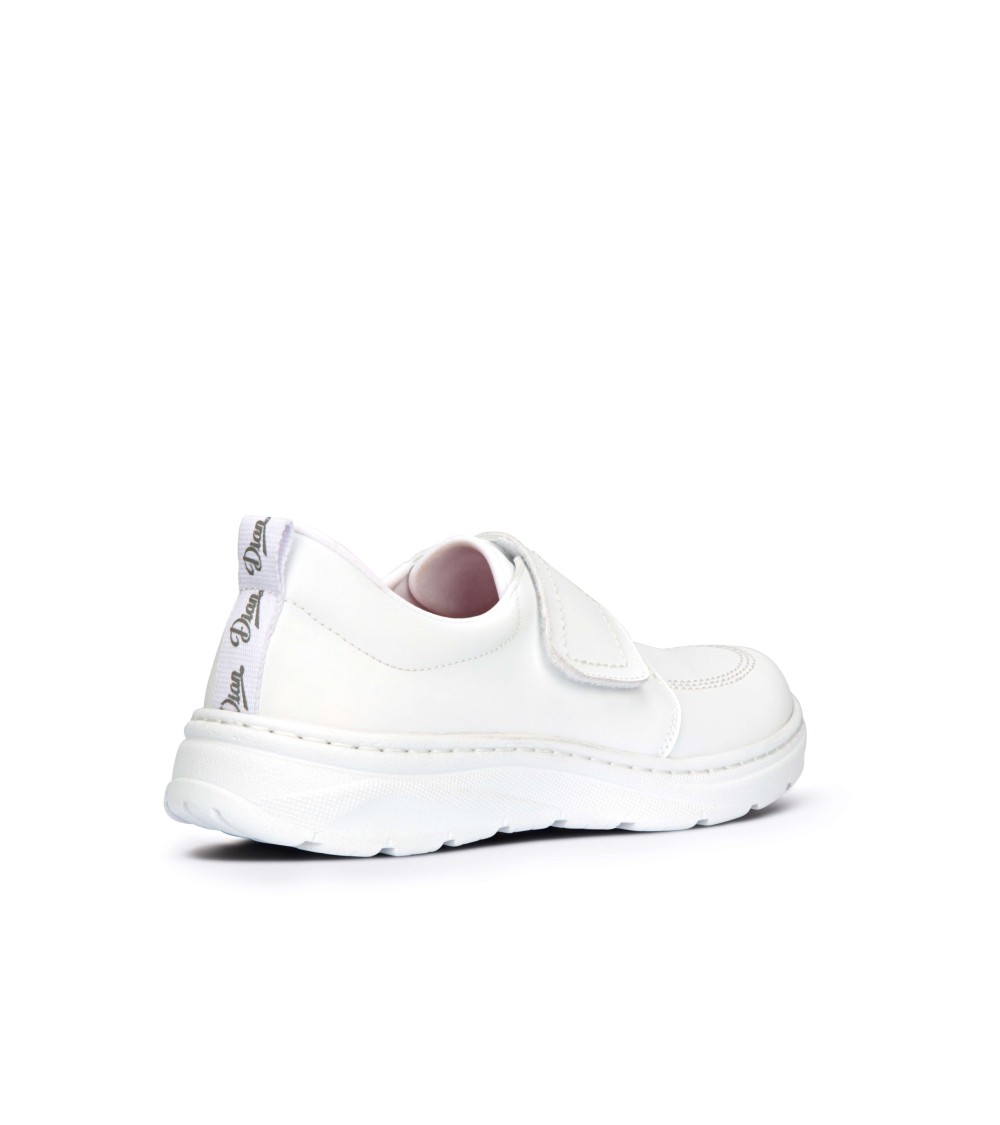 ZAPATILLA CON CIERRE DE VELCRO