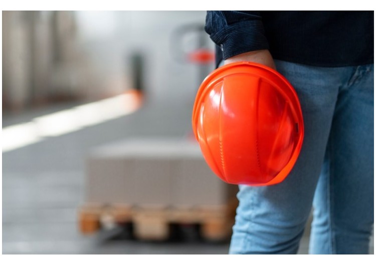 Normativa de cascos de seguridad: guía práctica para cumplir la ley en obra e industria